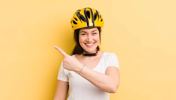 Young Pretty Woman Looking Excited Surprised Pointing Side Bike Helmet — Zdjęcie stockowe