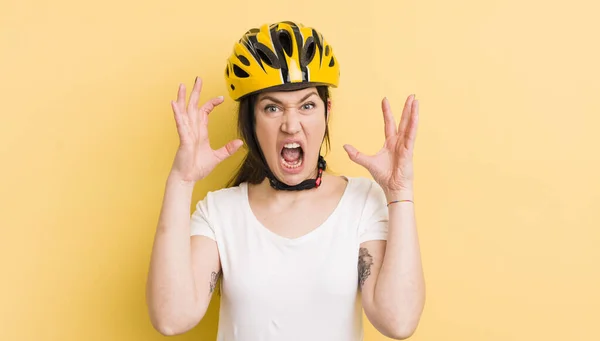 Wanita Cantik Muda Berteriak Dengan Tangan Udara Konsep Helm Sepeda — Stok Foto