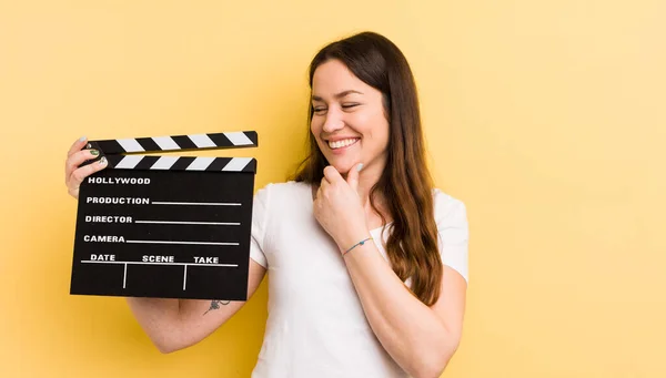 Ung Vacker Kvinna Ler Med Ett Lyckligt Självsäkert Uttryck Med — Stockfoto