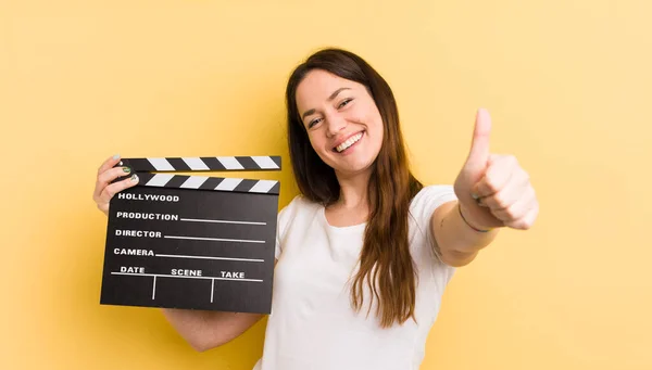Young Pretty Woman Feeling Proud Smiling Positively Thumbs Cinema Clapper — Stock Photo, Image