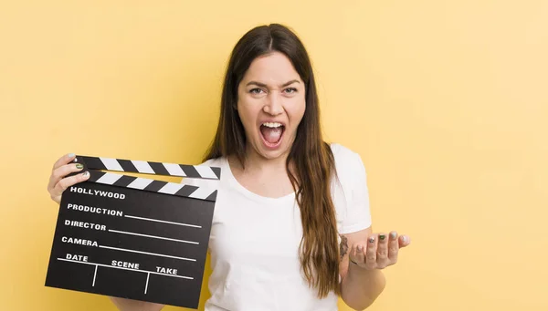 Jeune Jolie Femme Air Colère Agacée Frustrée Concept Clappeur Cinéma — Photo