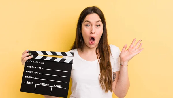 Young Pretty Woman Amazed Shocked Astonished Unbelievable Surprise Cinema Clapper — Stock Photo, Image