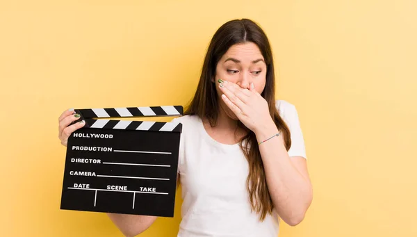 Jeune Jolie Femme Couvrant Bouche Avec Des Mains Avec Choc — Photo