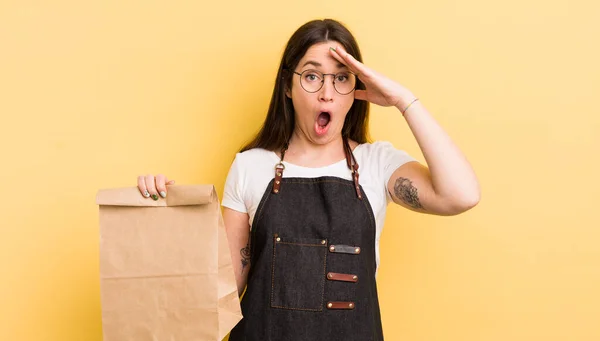 Joven Bonita Mujer Mirando Feliz Asombrado Sorprendido Mensajero Comida Rápida —  Fotos de Stock