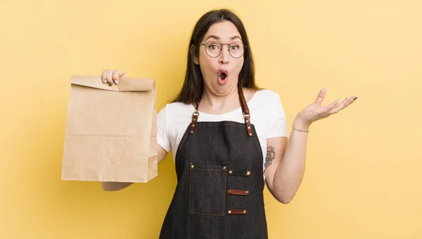 Young Pretty Woman Amazed Shocked Astonished Unbelievable Surprise Fast Food — Stockfoto