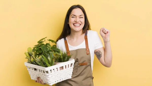 Joven Bonita Mujer Sintiéndose Sorprendida Riendo Celebrando Éxito Concepto Plantas — Foto de Stock