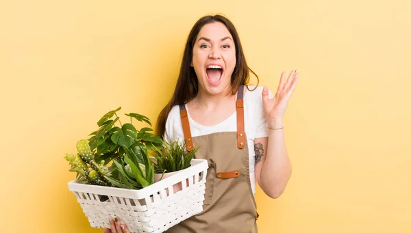 Giovane Bella Donna Sentirsi Felice Stupito Qualcosa Incredibile Concetto Piante — Foto Stock