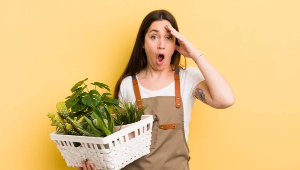Jovem Bonita Mulher Olhando Feliz Surpreso Surpreso Conceito Plantas — Fotografia de Stock