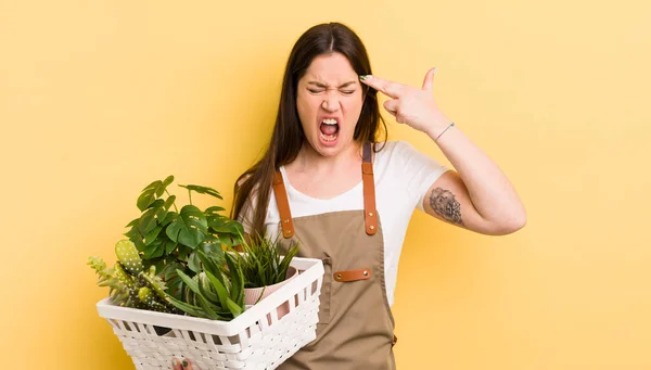 Jovem Bonita Mulher Olhando Com Raiva Irritado Frustrado Conceito Plantas — Fotografia de Stock