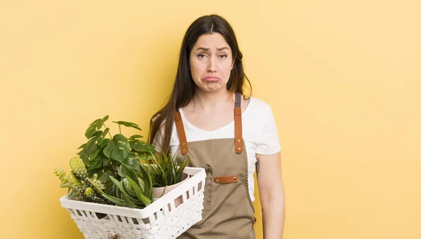 Ung Vacker Kvinna Skriker Aggressivt Ser Mycket Arg Växtbegrepp — Stockfoto