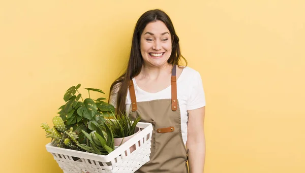 若い可愛い女が驚いてショックを受け顎が物を持って落下した 植物の概念 — ストック写真