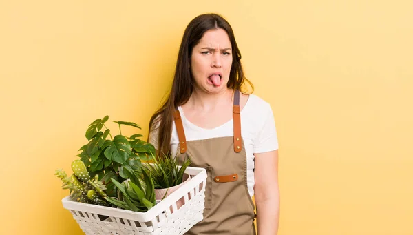 Jovem Bonita Mulher Olhar Desesperado Frustrado Estressado Conceito Plantas — Fotografia de Stock