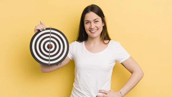 Jong Mooi Vrouw Glimlachen Gelukkig Met Een Hand Hip Zelfverzekerd — Stockfoto