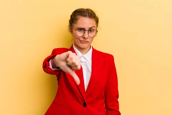 Ung Vacker Kvinna Känner Sig Arg Visar Tummen Ner Affärsidé — Stockfoto