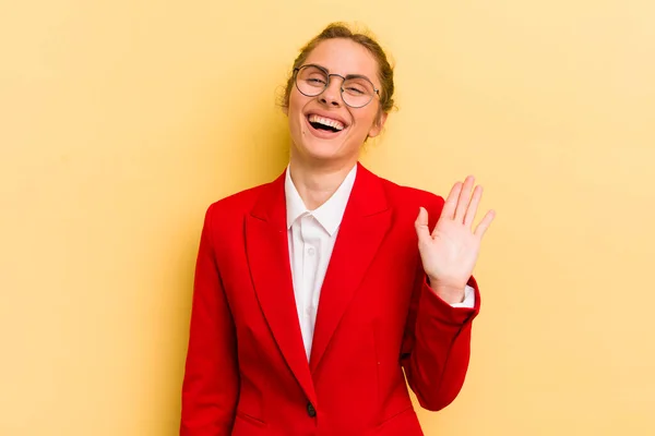 Jovem Mulher Bonita Sorrindo Feliz Acenando Mão Acolhendo Cumprimentando Você — Fotografia de Stock