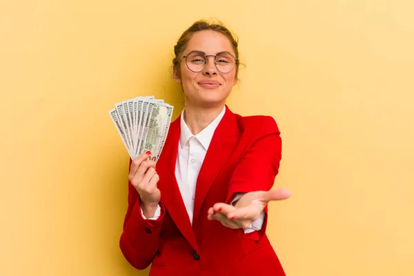 Joven Bonita Mujer Sonriendo Felizmente Con Amable Ofreciendo Mostrando Concepto —  Fotos de Stock