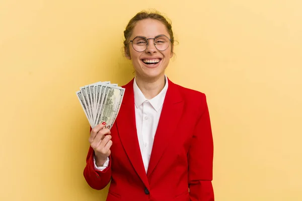 Jonge Mooie Vrouw Die Gelukkig Aangenaam Verrast Uitziet Geldconcept — Stockfoto