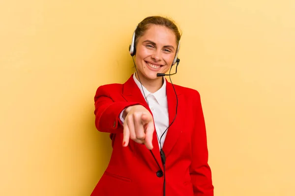 Jovem Mulher Bonita Apontando Para Câmera Escolhendo Você Conceito Telemarketer — Fotografia de Stock