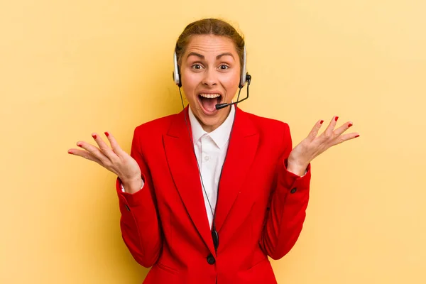 Giovane Bella Donna Sentirsi Felice Stupito Qualcosa Incredibile Concetto Telemarketer — Foto Stock