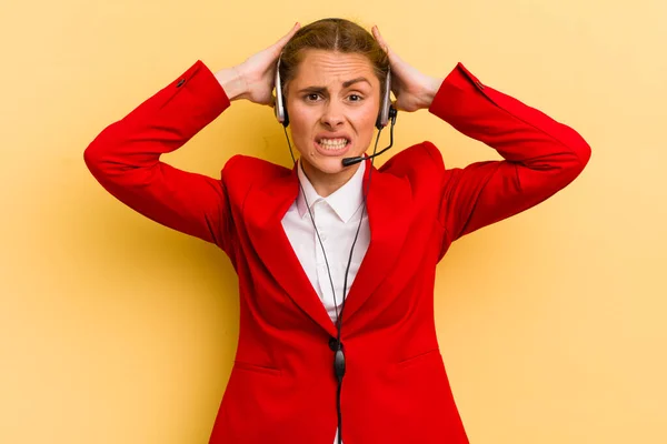 Giovane Bella Donna Sensazione Stress Ansia Paura Con Mani Sulla — Foto Stock