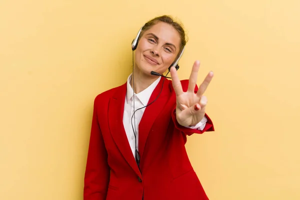 Jonge Mooie Vrouw Glimlachend Vriendelijk Toont Nummer Drie Telemarketer Concept — Stockfoto