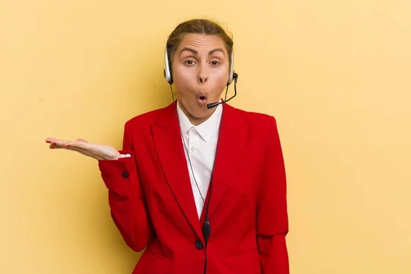 Giovane Bella Donna Guardando Sorpreso Scioccato Con Mascella Caduto Possesso — Foto Stock