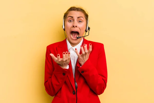 Jovem Bonita Mulher Olhar Desesperado Frustrado Estressado Conceito Telemarketer — Fotografia de Stock