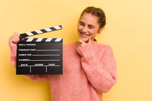 Ung Vacker Kvinna Ler Med Ett Lyckligt Självsäkert Uttryck Med — Stockfoto