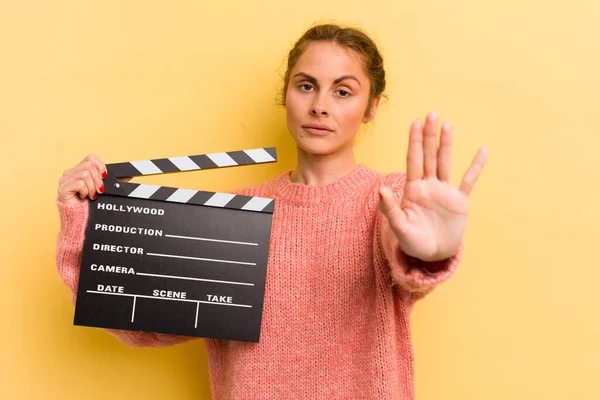 Genç Güzel Bir Kadın Ciddi Görünüyor Avuç Içini Gösteriyor Durdurma — Stok fotoğraf