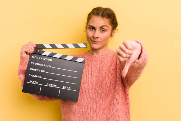 Jovem Mulher Bonita Sentindo Cruz Mostrando Polegares Para Baixo Cinema — Fotografia de Stock