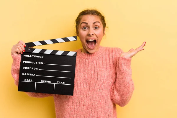 Jovem Mulher Bonita Sentindo Feliz Surpreso Com Algo Inacreditável Cinema — Fotografia de Stock