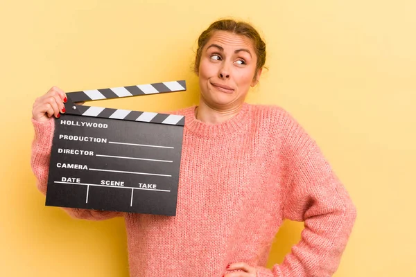 Jovem Mulher Bonita Encolhendo Ombros Sentindo Confuso Incerto Cinema Conceito — Fotografia de Stock