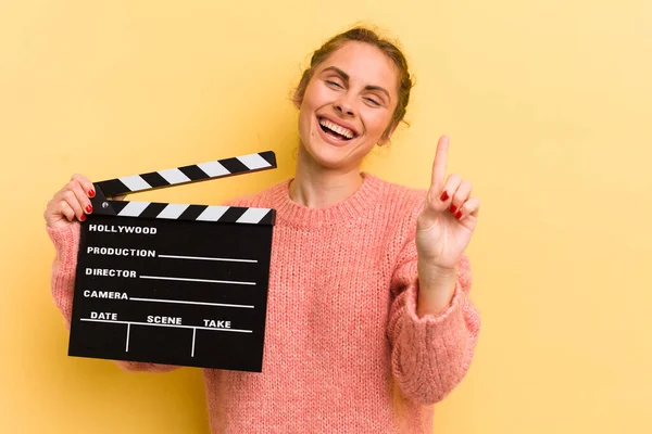 Jovem Mulher Bonita Sorrindo Olhando Amigável Mostrando Número Cinema Conceito — Fotografia de Stock