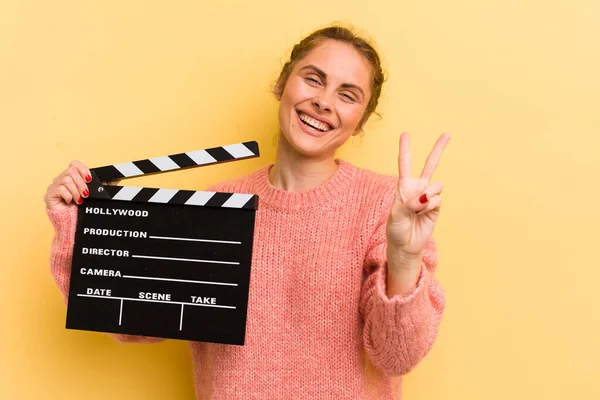 Jovem Mulher Bonita Sorrindo Olhando Amigável Mostrando Número Dois Cinema — Fotografia de Stock