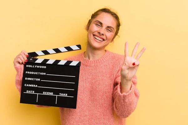 Jovem Mulher Bonita Sorrindo Olhando Amigável Mostrando Número Três Cinema — Fotografia de Stock