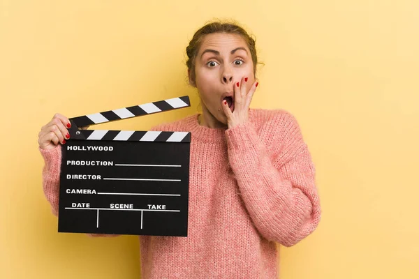 Young Pretty Woman Feeling Shocked Scared Cinema Clapper Concept — Stock Photo, Image