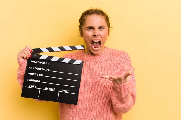 Jovem Bonita Mulher Olhando Com Raiva Irritado Frustrado Cinema Conceito — Fotografia de Stock