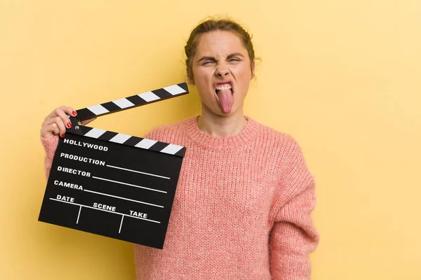 Genç Güzel Bir Kadın Iğreniyor Sinirleniyor Dilini Çıkarıyor Sinema Alkışlama — Stok fotoğraf
