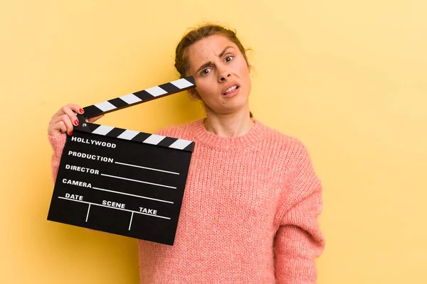 Jovem Mulher Bonita Sentindo Intrigado Confuso Cinema Conceito Palmas — Fotografia de Stock