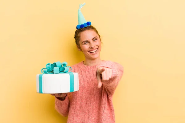 Jovem Mulher Bonita Apontando Para Câmera Escolhendo Você Conceito Aniversário — Fotografia de Stock