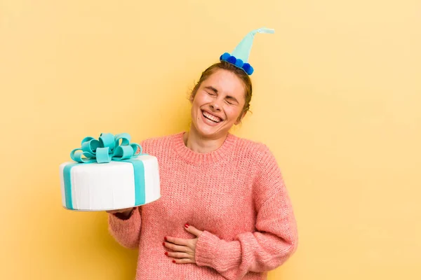 Jonge Mooie Vrouw Die Hardop Lacht Een Hilarische Grap Verjaardagsconcept — Stockfoto