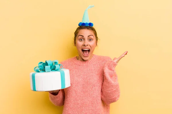 Jonge Mooie Vrouw Voelt Zich Gelukkig Verbaasd Iets Ongelooflijks Verjaardagsconcept — Stockfoto
