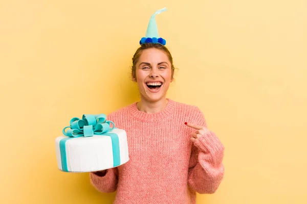 Fiatal Csinos Boldognak Érzi Magát Mutat Önmagára Egy Izgatott Születésnapi — Stock Fotó