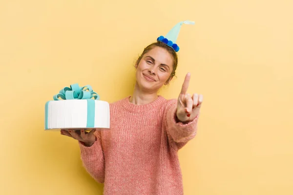 Jonge Mooie Vrouw Glimlachend Vriendelijk Toont Nummer Een Verjaardagsconcept — Stockfoto