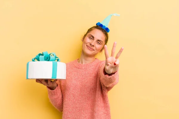 Jonge Mooie Vrouw Glimlachend Vriendelijk Toont Nummer Drie Verjaardagsconcept — Stockfoto