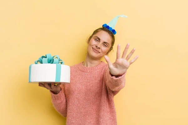 Jonge Mooie Vrouw Glimlachend Vriendelijk Toont Nummer Vijf Verjaardagsconcept — Stockfoto