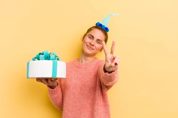 Jonge Mooie Vrouw Glimlachend Vriendelijk Toont Nummer Twee Verjaardagsconcept — Stockfoto