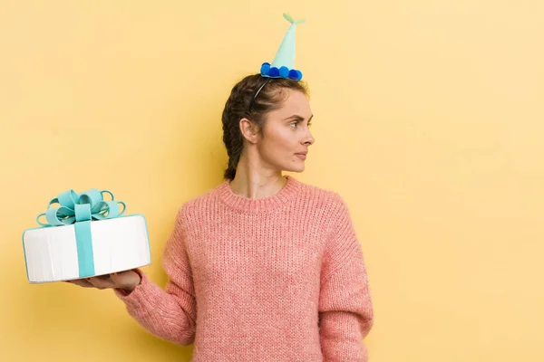 Jonge Mooie Vrouw Profiel Bekijk Denken Verbeelden Dagdromen Verjaardagsconcept — Stockfoto