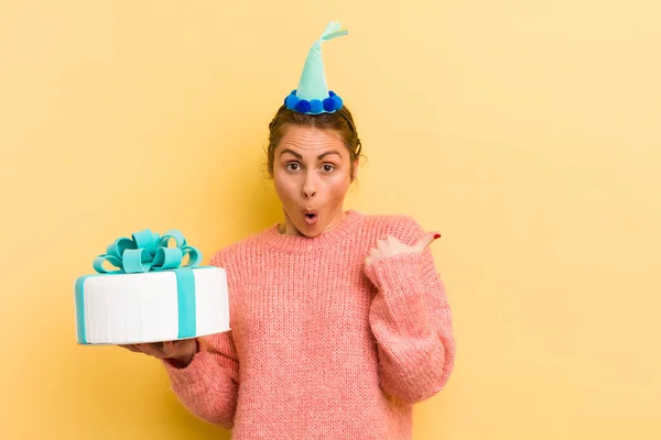 Jovem Bonita Mulher Olhando Espantado Descrença Conceito Aniversário — Fotografia de Stock