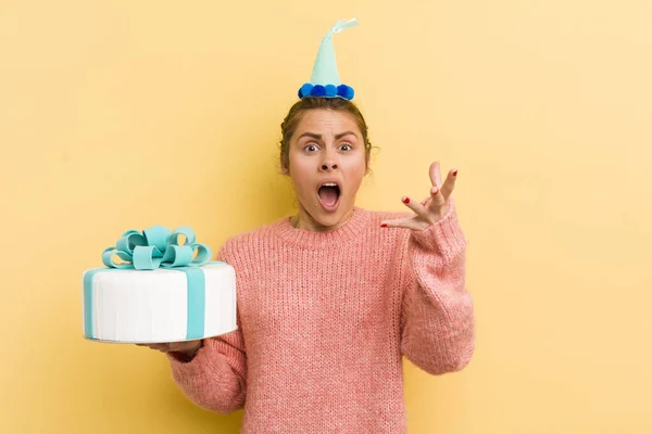 Young Pretty Woman Amazed Shocked Astonished Unbelievable Surprise Birthday Concept — Stock Photo, Image